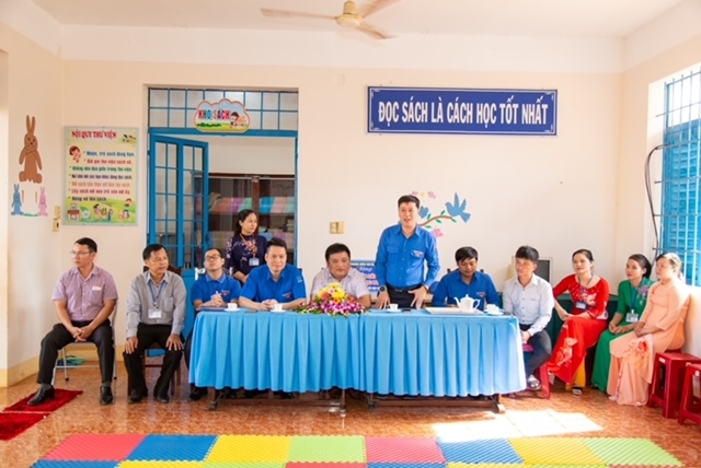 Tuổi trẻ Vietsovpetro trao tặng sách và học bổng cho học sinh nghèo xã Hòa Bình, huyện Xuyên Mộc, tỉnh BR-VT