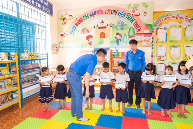 Tuổi trẻ Vietsovpetro trao tặng sách và học bổng cho học sinh nghèo xã Hòa Bình, huyện Xuyên Mộc, tỉnh BR-VT Tuổi trẻ Vietsovpetro trao tặng sách và học bổng cho học sinh nghèo xã Hòa Bình, huyện Xuyên Mộc, tỉnh BR-VT