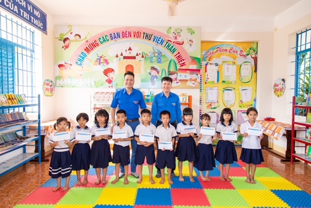 Tuổi trẻ Vietsovpetro trao tặng sách và học bổng cho học sinh nghèo xã Hòa Bình, huyện Xuyên Mộc, tỉnh BR-VT Tuổi trẻ Vietsovpetro trao tặng sách và học bổng cho học sinh nghèo xã Hòa Bình, huyện Xuyên Mộc, tỉnh BR-VT