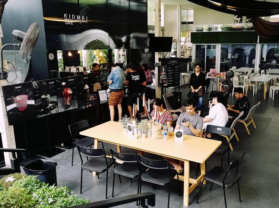 Rợn người quán cafe giả làm người chết ở Thái Lan Rợn người quán cà phê