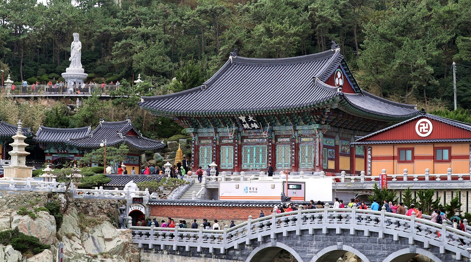Khám phá ngôi chùa cổ bên bờ biển ở Busan, Hàn Quốc Khám phá ngôi chùa cổ bên bờ biển ở Busan, Hàn Quốc