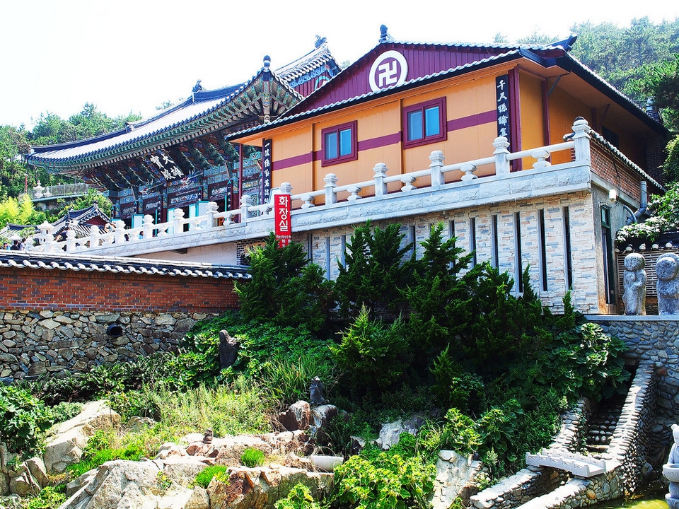 Khám phá ngôi chùa cổ bên bờ biển ở Busan, Hàn Quốc Khám phá ngôi chùa cổ bên bờ biển ở Busan, Hàn Quốc
