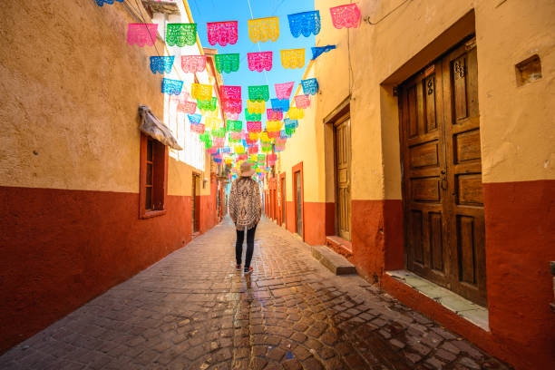 Lạc lối giữa những thành phố, thị trấn rực rỡ sắc màu Lạc lối giữa những thành phố, thị trấn rực rỡ sắc màu