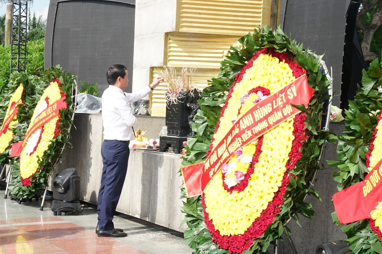 Đồng chí Hồ Công Kỳ- Bí thư Đảng ủy, Chủ tịch HĐTV dâng hương, tri ân các anh linh liệt sỹ, bày tỏ tấm lòng biết ơn của các thế hệ NLĐ PV POWER.