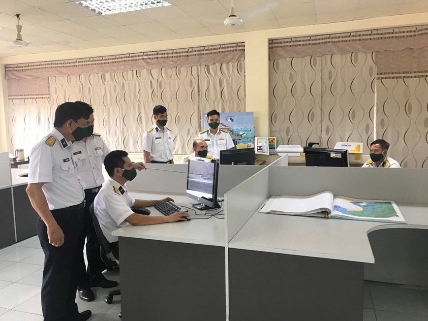 Cán bộ, nghiên cứu viên Đoàn Đo đạc, Biên vẽ hải đồ và Nghiên cứu biển trao đổi số liệu nghiên cứu biển. 