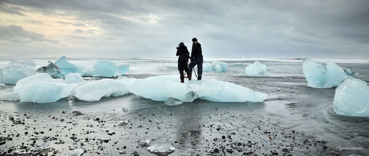 Bãi biển “kim cương” thu hút khách du lịch ở Iceland