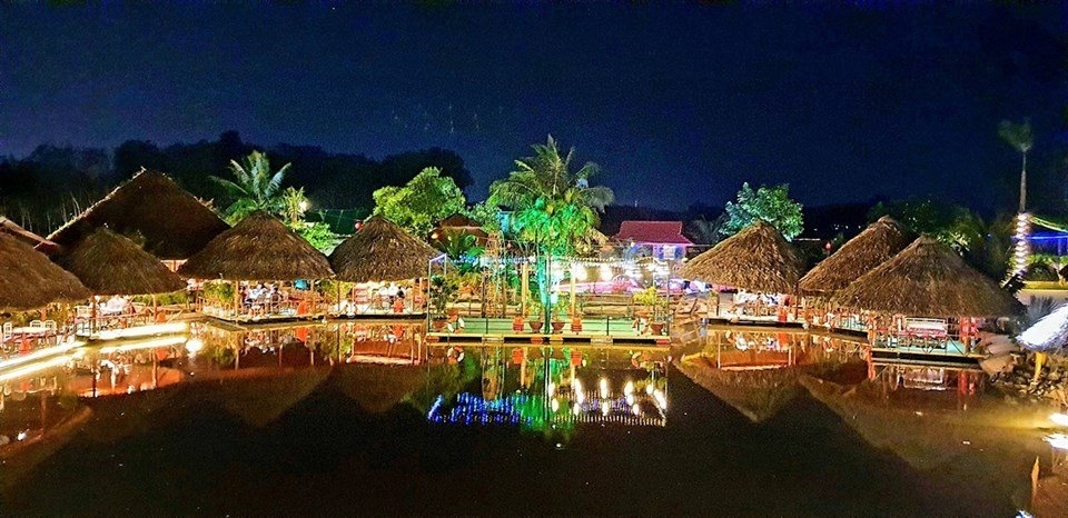 checkin toa thap eiffel thu nho sat vach sai gon