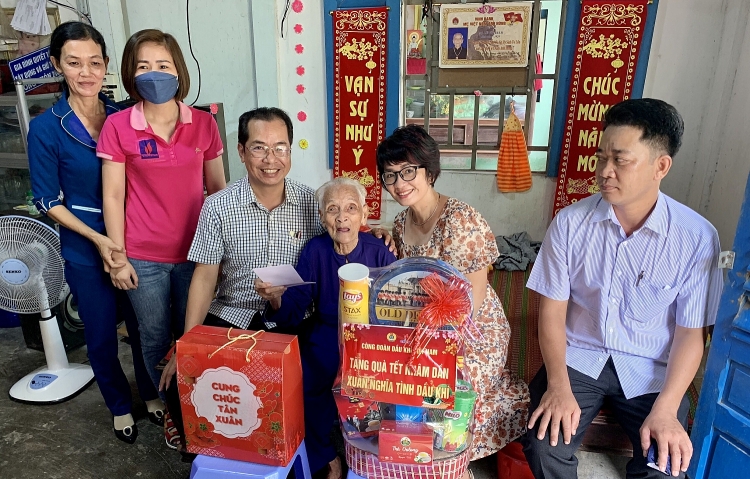 Công đoàn Ban QLDA Sông Hậu 1 thăm hỏi, tri ân người có công
