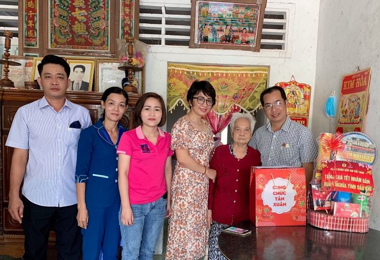 Công đoàn Ban QLDA Sông Hậu 1 thăm hỏi, tri ân người có công