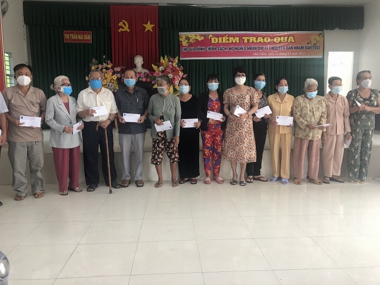 Công đoàn Ban QLDA Sông Hậu 1 thăm hỏi, tri ân người có công