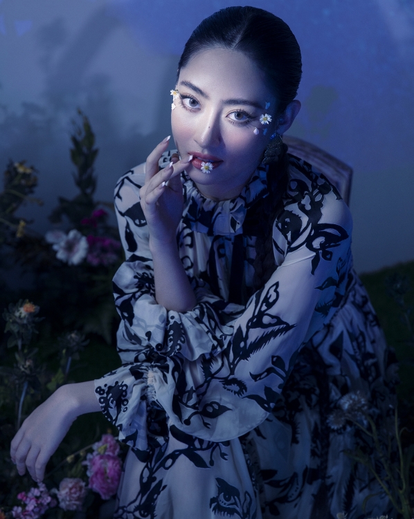 Hoa hậu Lương Thuỳ Linh khoe nhan sắc lung linh trong bộ ảnh mới