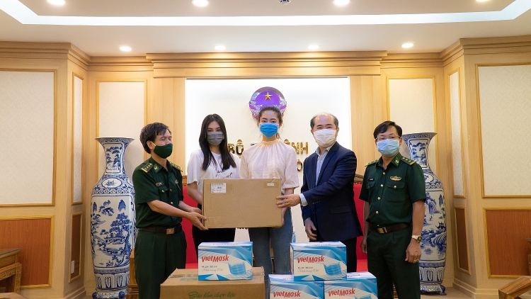 Hoa hậu Tiểu Vy kêu gọi cộng đồng quyên góp mua vaccine cho công nhân nghèo