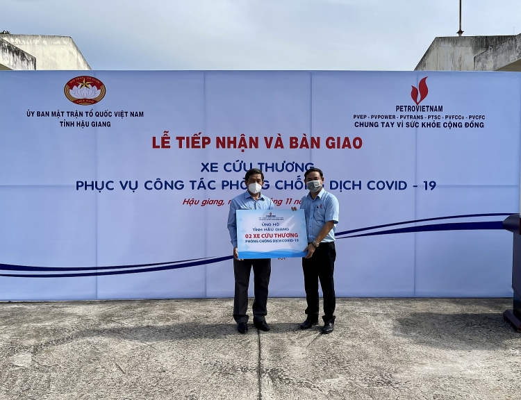 Petrovietnam trao tặng 2 xe cứu thương cho tỉnh Hậu Giang