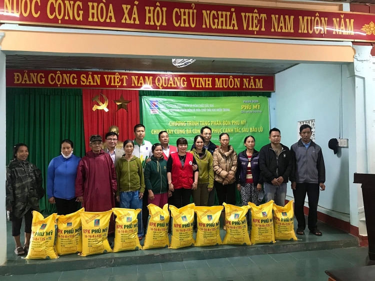 PVFCCo trao tặng 280 tấn phân bón Phú Mỹ hỗ trợ bà con vùng bão lũ