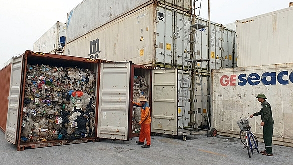 phe lieu ton dong tai cac cang bien da giam gan 9500 container